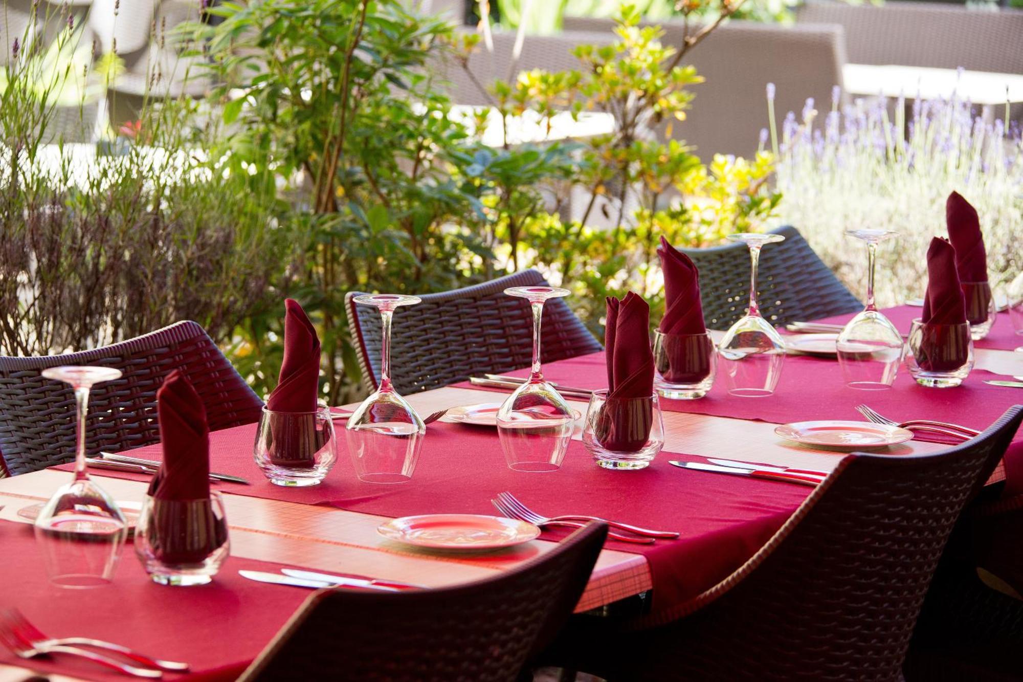 Logis Hotel-Restaurant Le Chene Vert Saint-Pourcain-sur-Sioule Exterior photo