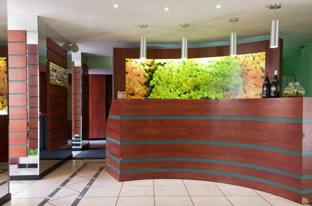 Logis Hotel-Restaurant Le Chene Vert Saint-Pourcain-sur-Sioule Exterior photo