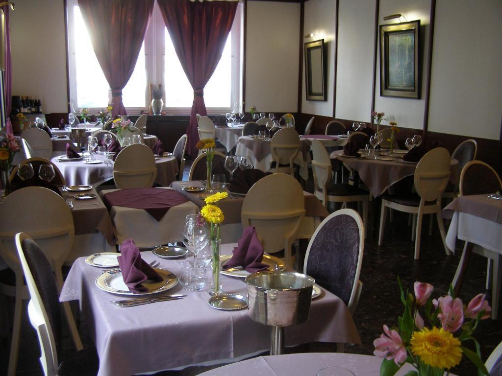 Logis Hotel-Restaurant Le Chene Vert Saint-Pourcain-sur-Sioule Exterior photo