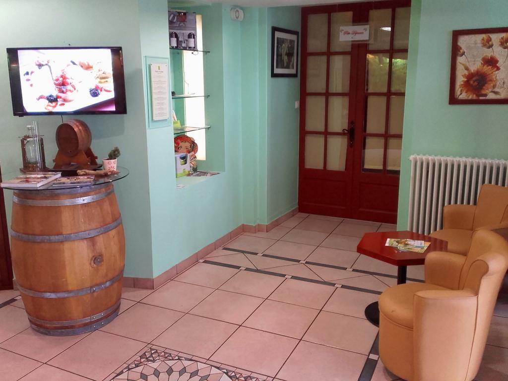 Logis Hotel-Restaurant Le Chene Vert Saint-Pourcain-sur-Sioule Exterior photo