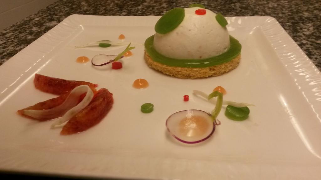 Logis Hotel-Restaurant Le Chene Vert Saint-Pourcain-sur-Sioule Exterior photo