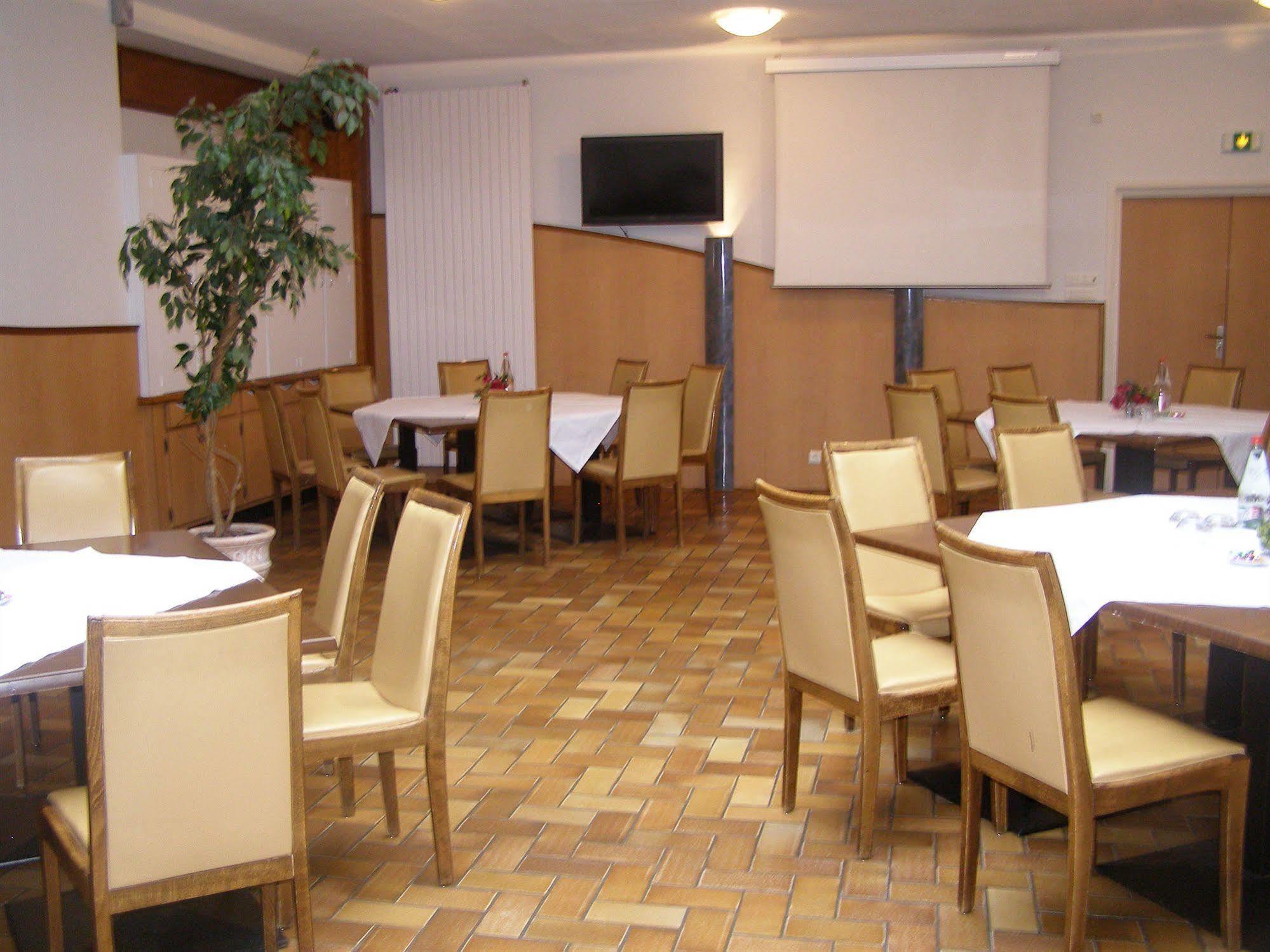 Logis Hotel-Restaurant Le Chene Vert Saint-Pourcain-sur-Sioule Exterior photo